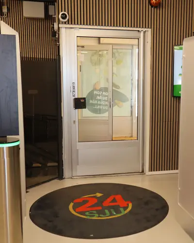 Entry door and gates in Tillberga with the 24SJU floor mat