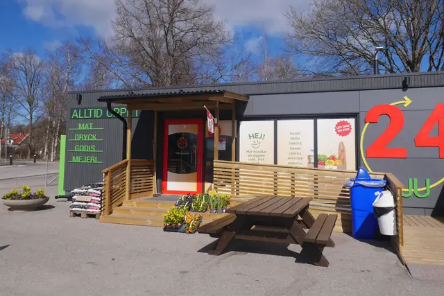24SJU module store with a wooden deck in Östra Karup